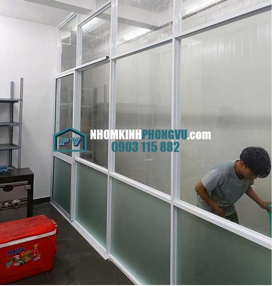 Vách ngăn bằng nhôm kính giá rẻ làm kho lạnh tại TPHCM