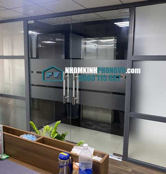 Làm cửa kính cường lực 2 cánh - cửa chính đẹp tại đường Thành Thái, Quận 10, TPHCM