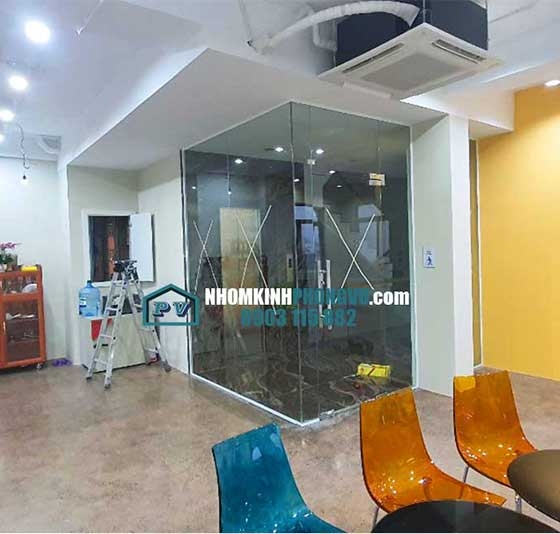 Làm cửa kính, vách kính cường lực ngăn phòng tại đường Cộng Hòa, Quận Tân Bình, TPHCM