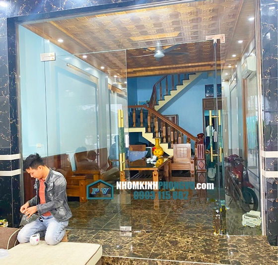Thi công cửa kính cường lực bản lề sàn 2 cánh cho phòng khách đẹp