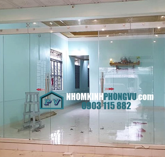 Thi công cửa lùa treo kính cường lực 2 cánh đẹp cho mặt tiền 