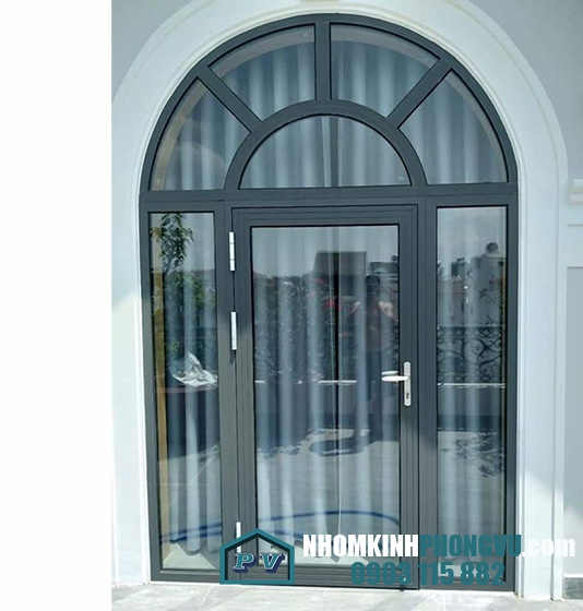 Cửa nhôm xingfa uốn vòm 1 cánh mở quay màu đen độc đáo cho ngôi nhà