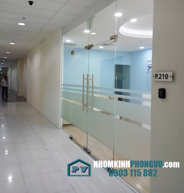 Địa chỉ làm cửa kính, vách kính cường lưc bản lề sàn [UY TÍN] tại Quận 1,3, 4, 5 tphcm 