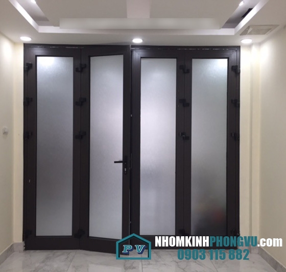 Mẫu cửa nhôm xingfa nhập khẩu 4 cánh kính dán decal mờ