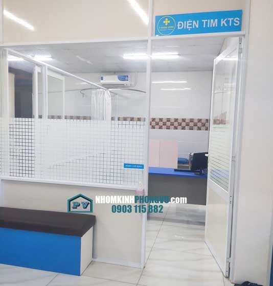 Giá làm Vách ngăn phòng khám bệnh nhôm kính, đẹp, sang trọng tại TPHCM