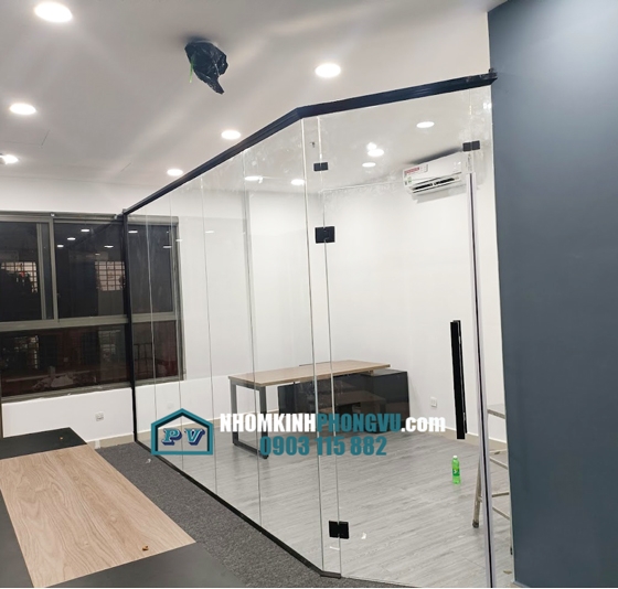 Thi công cửa kính, vách kính cường lực cho văn phòng đường Lý Chính Thắng, Quận 3, TPHCM