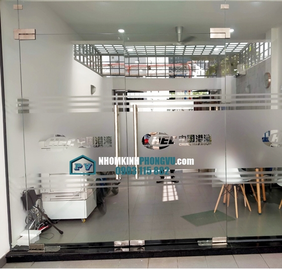 Thi công cửa kính, vách kính cường lực khung nhôm tại đường Nguyễn Hữu Thọ, Quận 7, TPHCM