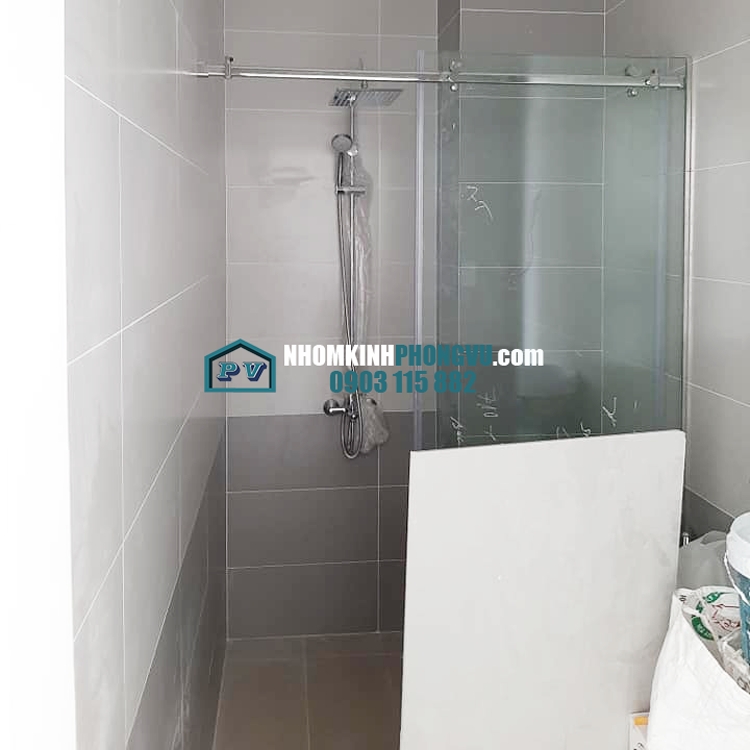 Thi công cửa kính cường lực lùa treo 1 cánh phòng tắm/ carbin tắm tại đường Thống Nhất, Gò Vấp, TPHCM
