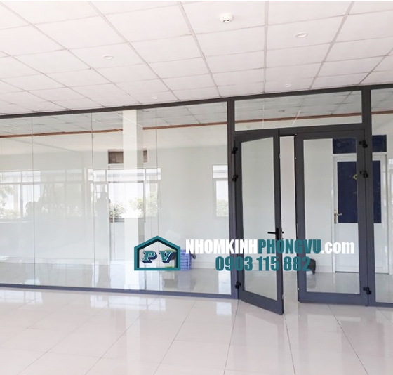 Thi công cửa và vách nhôm kính Xingfa Văn phòng tại đường Phan Xích Long, quận Phú Nhuận, TPHCM