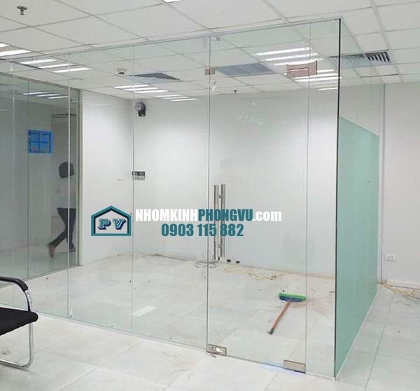 Thi công cửa kính cường lực bản lề sàn 1 cánh văn phòng đẹp quận Bình Tân, TPHCM
