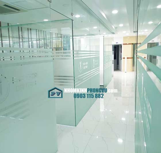 Thi công vách kính cường lực văn phòng đẹp cho phòng khám nha khoa đường Phan Xích Long, Quận Phú Nhuận, TPHCM