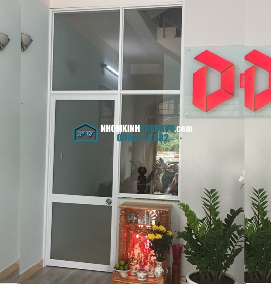 Vách ngăn phòng nhôm kính giá rẻ kết hợp cửa nhôm kính giá rẻ sang trọng, đẹp mắt