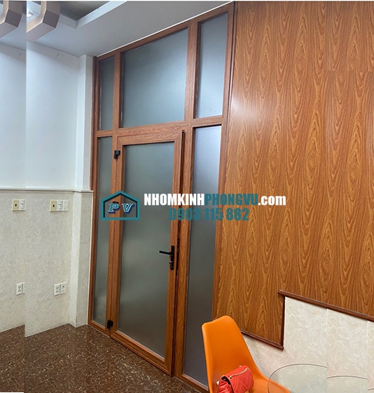 Vách nhôm kính giả gỗ sang trọng, đẹp nhìn mãi không chán