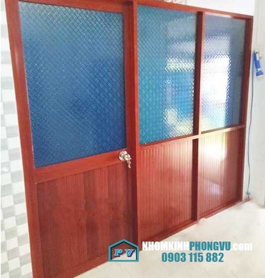 Vách ngăn nhôm kính giá rẻ màu vân gỗ đẹp, TPHCM